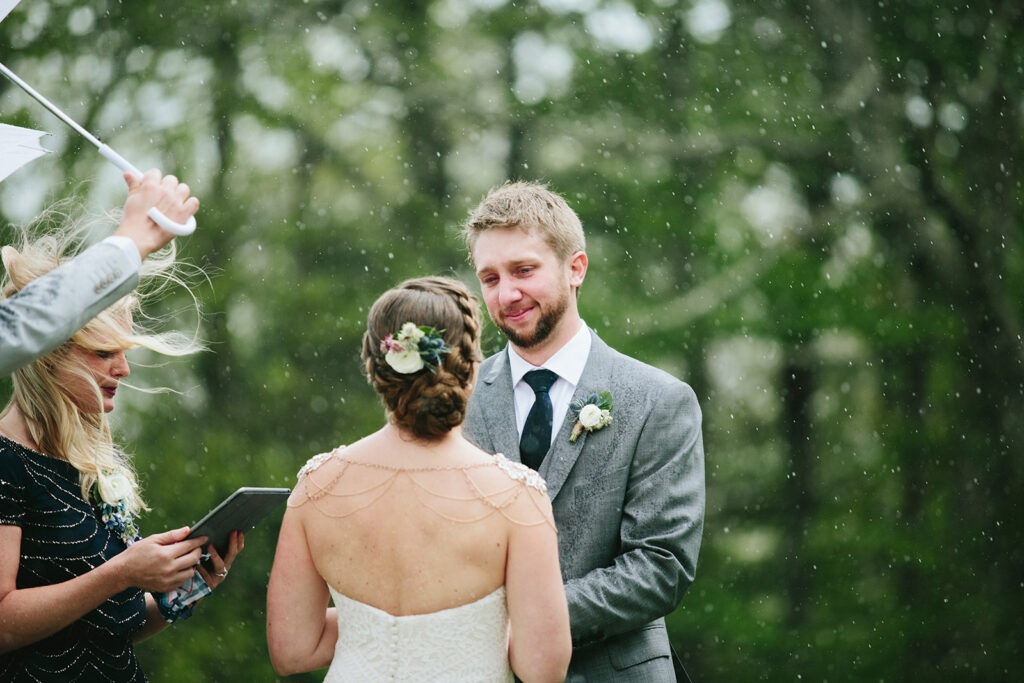 rainy day wedding photos